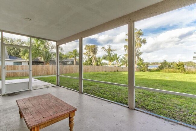 Building Photo - Beautiful Lake front home in West Kissimmee