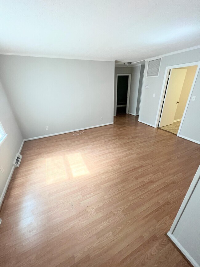 Building Photo - 1039 Oakmont Cir