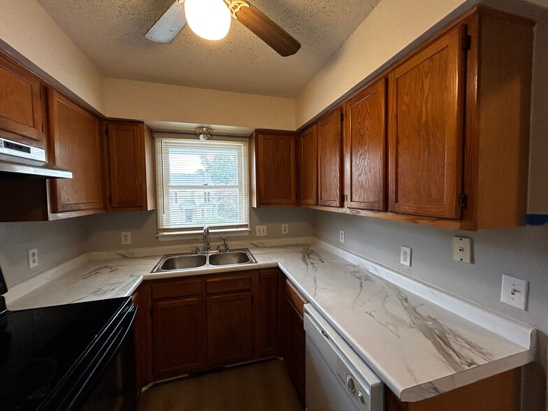 Building Photo - Room in Townhome on Oakland Hills Way