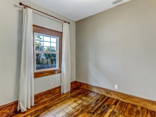 Building Photo - 419 E 3rd St