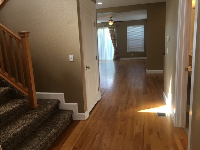 Building Photo - Gorgeous Stapleton Townhome!