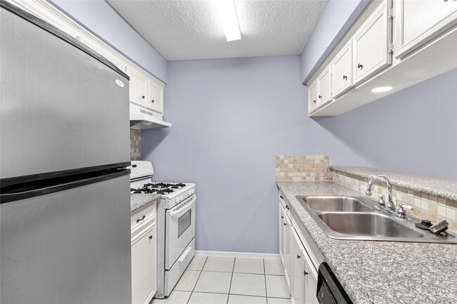Building Photo - 1016 E Tri Oaks Ln