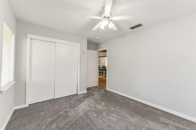 Building Photo - 2030 Cheshire Ln