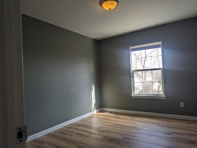 Building Photo - Updated 4 bedroom in West Longmont!