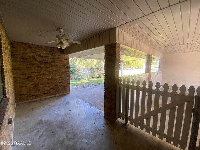 Building Photo - 2437 Bernwood Dr