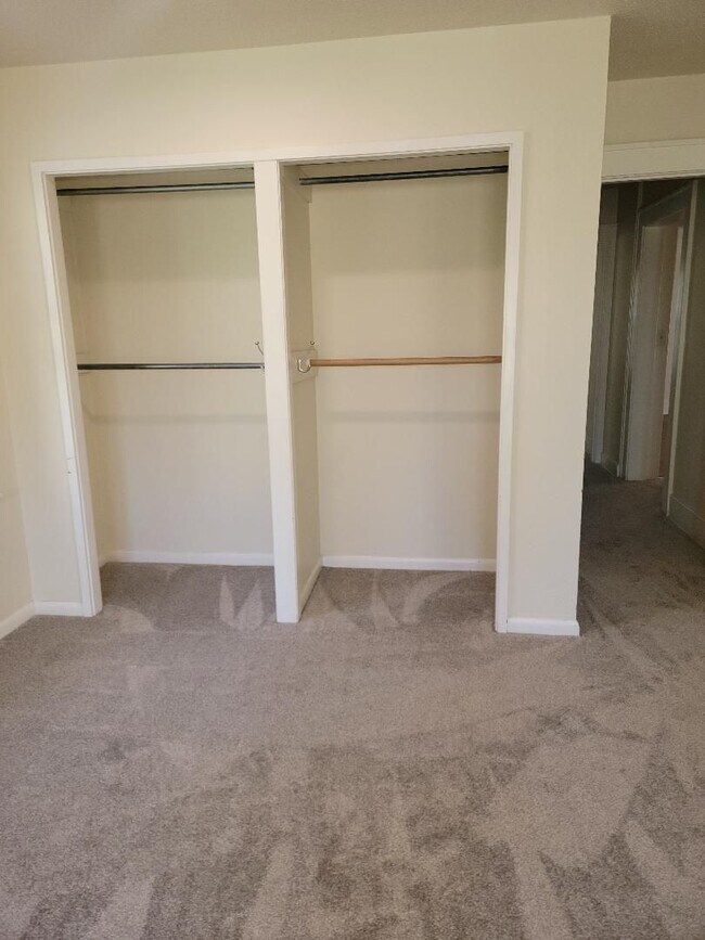 Building Photo - Beautiful Craftsman-style 3 bedroom, 2 bath home (1632 sq ft)  near Lake Steilacoom PLUS studio c...