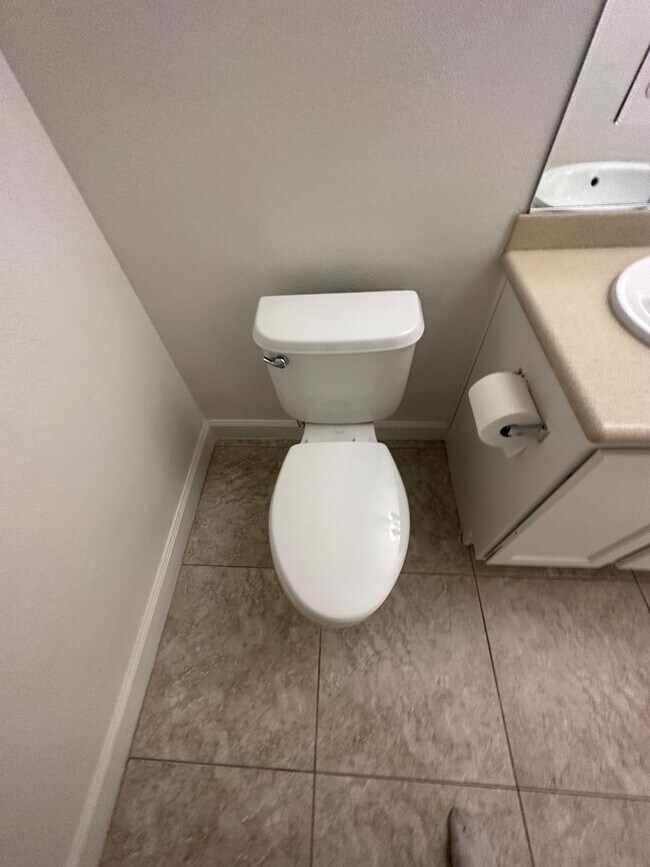 Building Photo - Guard gated Park Ave Condo