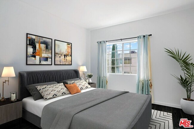 Building Photo - 850 N Poinsettia Pl