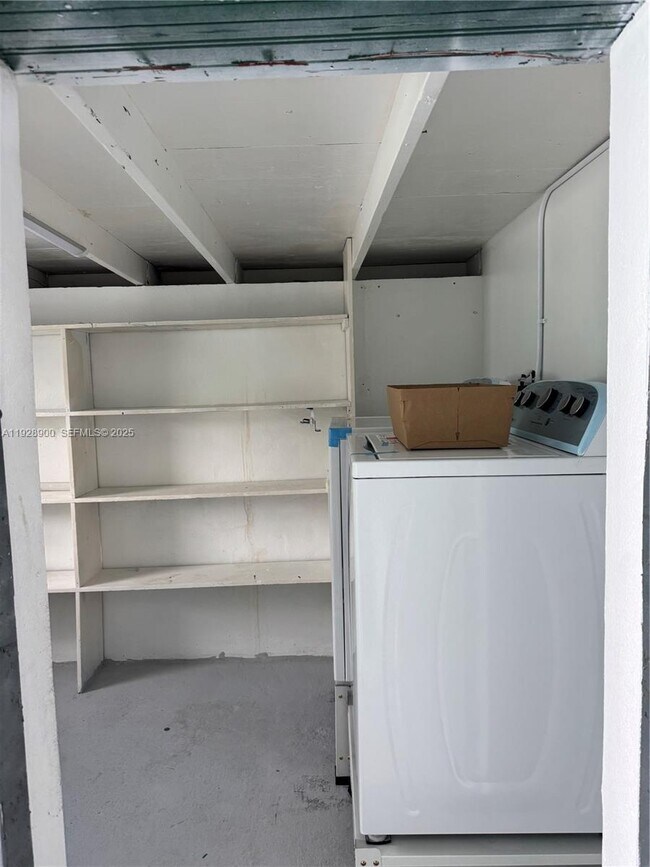 Building Photo - 881 Hialeah Dr