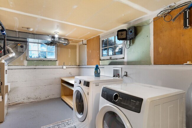 Building Photo - 1005 E Roy St