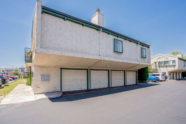 Building Photo - Spacious Condo in Santa Clara - Easy Commute!