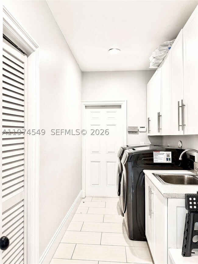 Building Photo - 400 Alexandra Cir