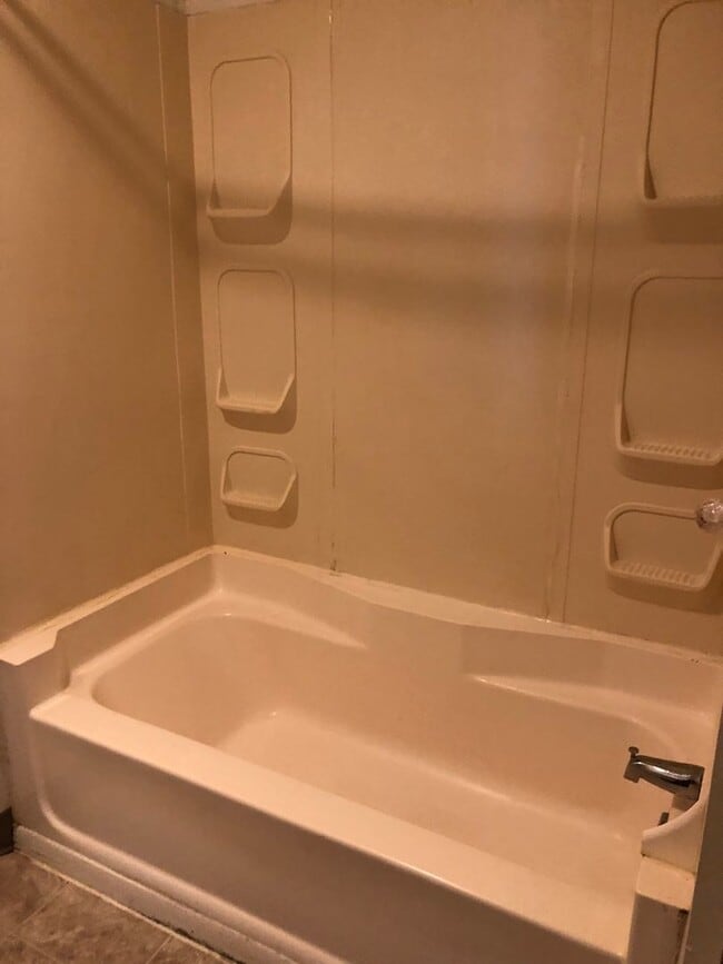 Building Photo - 546 Valley St