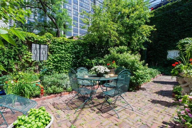 Building Photo - 219 W Eugenie St