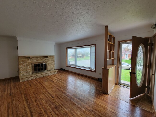 Building Photo - Great Home in quiet Waterloo Neighborhood