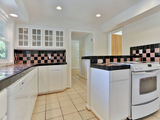 Building Photo - Spacious and Light Lake Oswego Home
