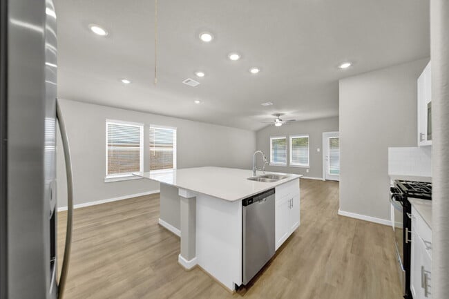 Building Photo - Barely-lived-in single-story 3 bedroom, 2 bath home with 2-car garage located in the Mavera commu...