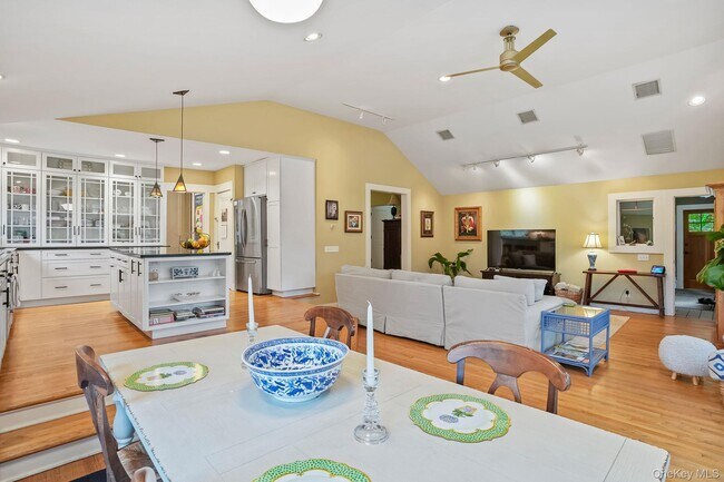 Building Photo - 4 Valley Trail