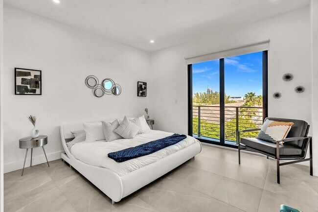 Building Photo - 2100 Miami Rd