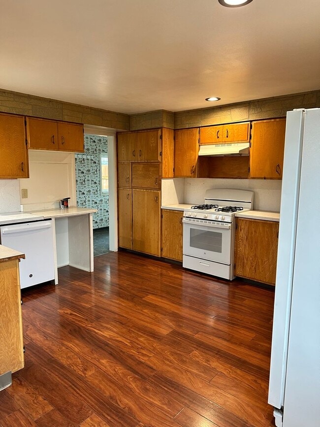 Building Photo - Light-Filled 2Bed, 2 Bath Traditional Home in Sunny Southeast Eureka $1950/mo