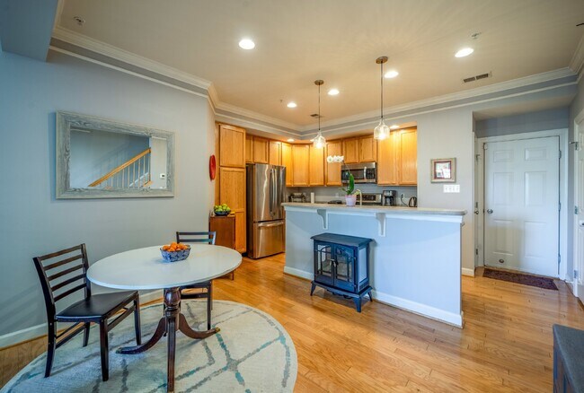 Building Photo - Bright and Modern Home with Prime Commuter...