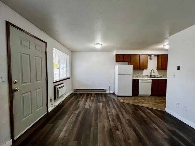 Building Photo - V1316