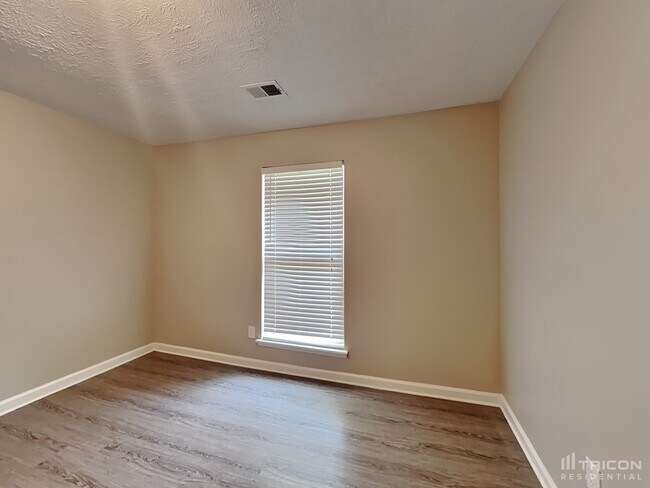 Building Photo - 4765 Jamerson Forest Cir