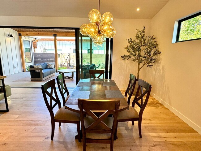 Building Photo - 1910 Raymond Ln