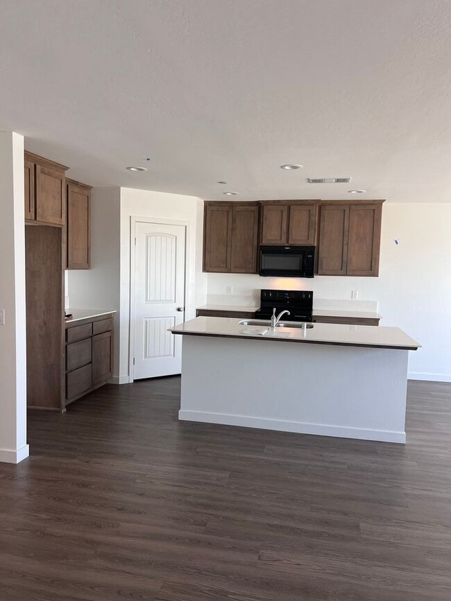 Building Photo - Spacious 4 bedroom house ready to be occup...