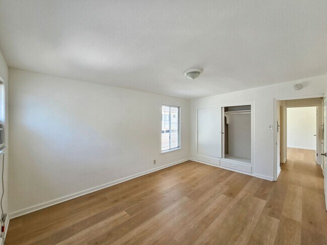 Building Photo - 1517 E Maple St