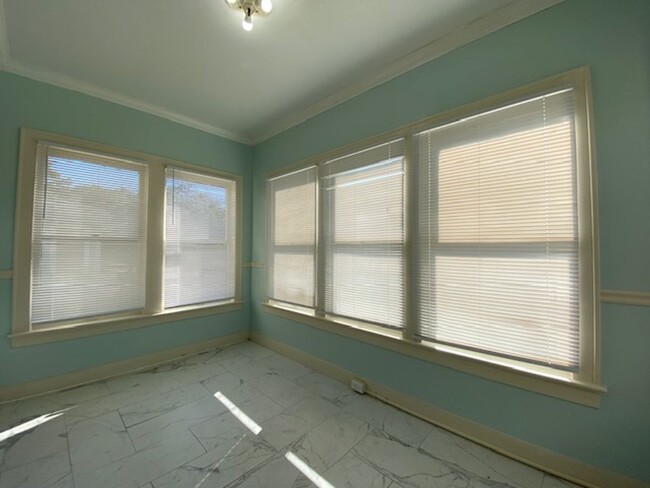 Building Photo - Move in Special!! 2 Bedroom 1 Bath Histori...