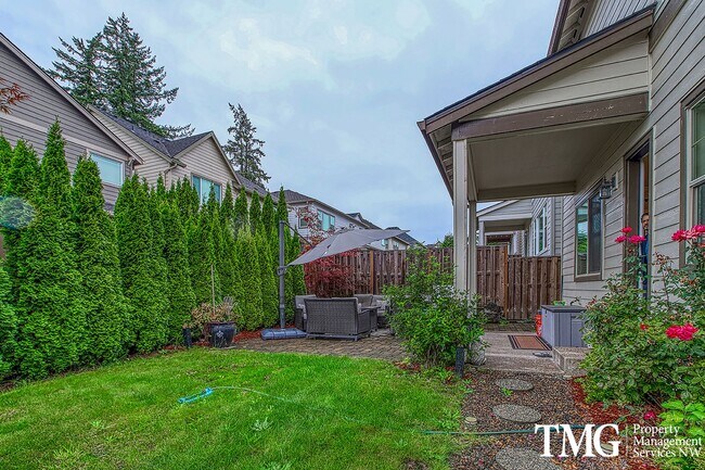 Building Photo - Spacious 4 BD Home with Private Backyard &...