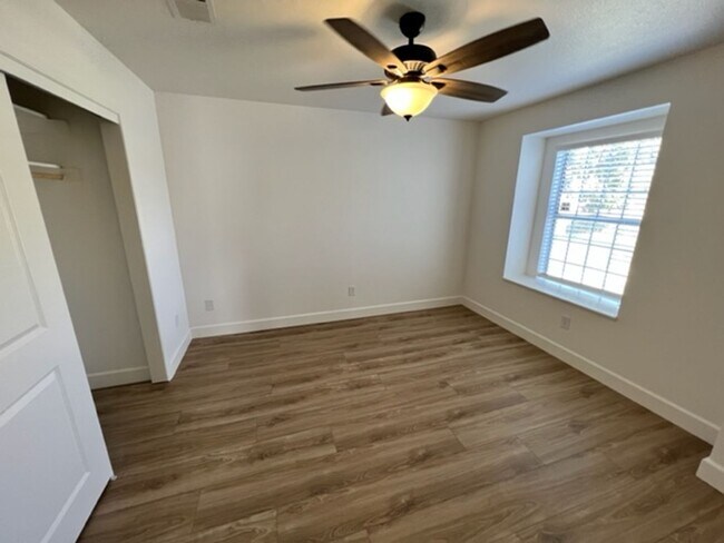 Building Photo - 1521 Cottonwood Ct S