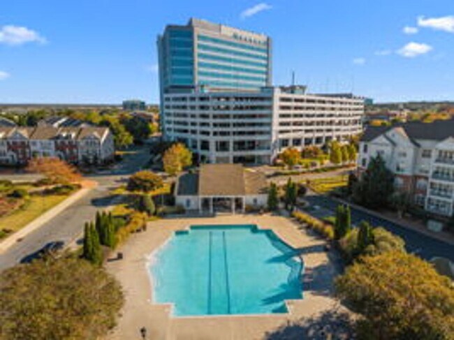 Building Photo - Charming 2 Bed + Office Condo in the Heart...