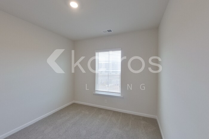 Building Photo - 2561 Banyan Cir