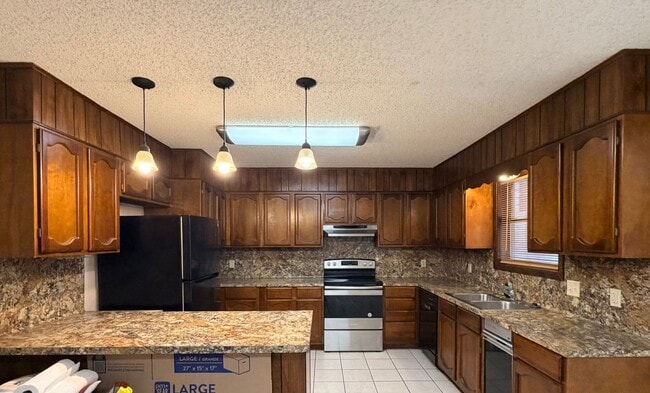 Building Photo - Don't miss out! Large 2/2 apartment