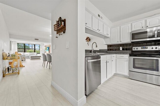 Building Photo - 6061 Balboa Cir