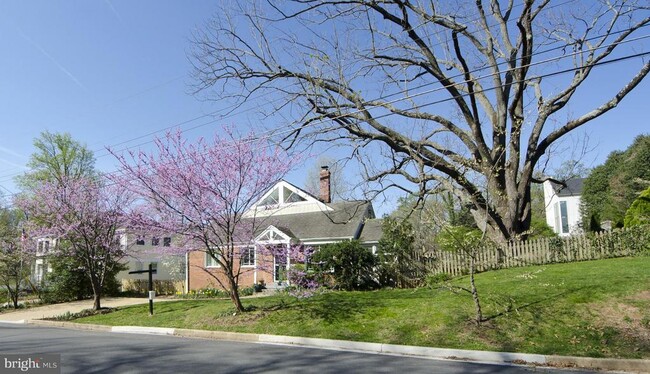 Building Photo - 615 Laura Dr