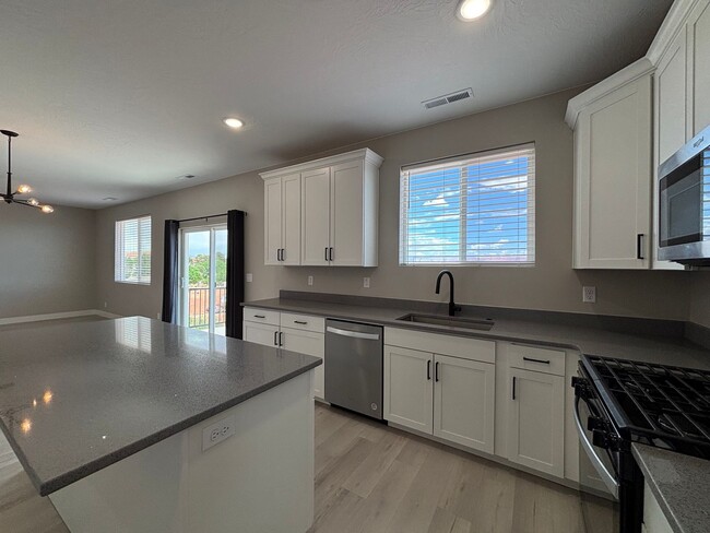 Building Photo - SPACIOUS HOME FOR RENT!