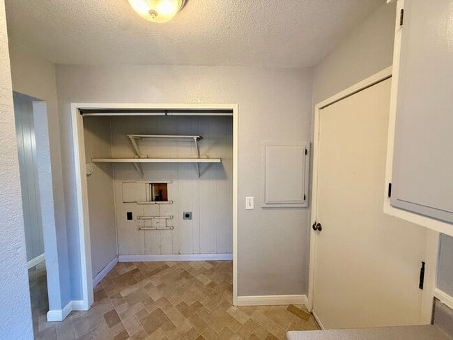 Building Photo - Large 3 Bedroom, 1 Bath Ranch Style Home in South Loveland, CO