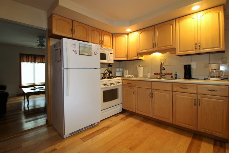 Refrigerator with automatic ice maker - 48 Miller St