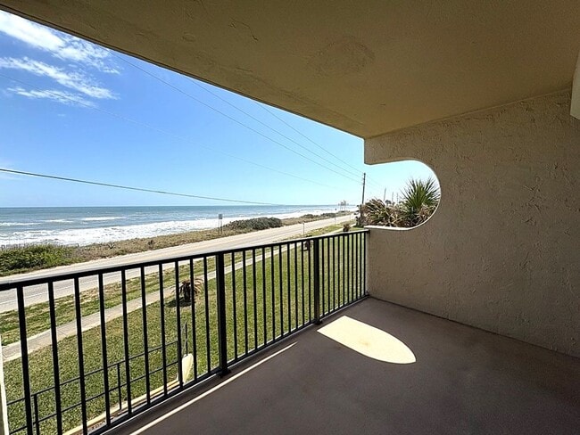 Building Photo - Beautiful 2 Bedroom Condo with Ocean Views!