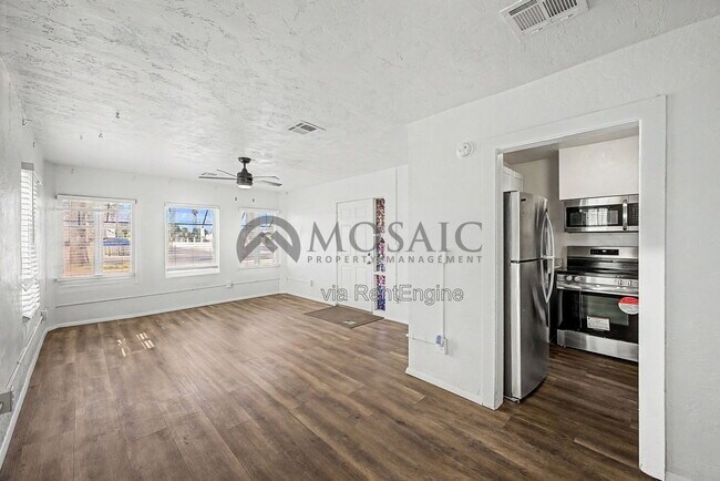 Building Photo - 2401 W Monroe St