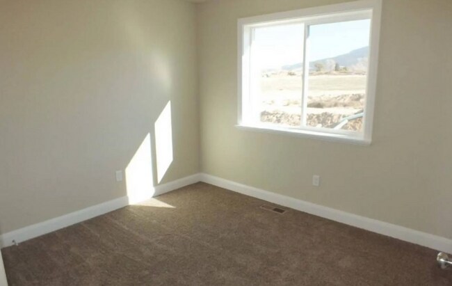 Building Photo - Charming 3 Bedroom Townhome with 2.5 Baths & 2 Car Garage in Cedar City, Utah!