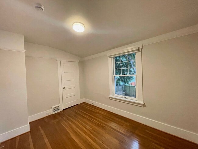 Building Photo - Elegant 4BR 2.5Bath Home with Fenced Yard & Garage Across from Seattle Prep**2 weeks free**