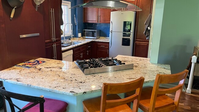 Building Photo - 3338 Valley Dr