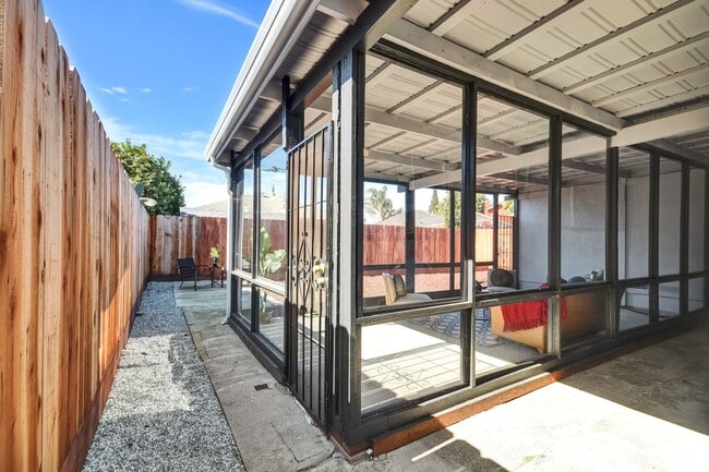 Building Photo - Beautifully Remodeled 3 Bedroom Home Near Stanford & Major Tech Campuses!