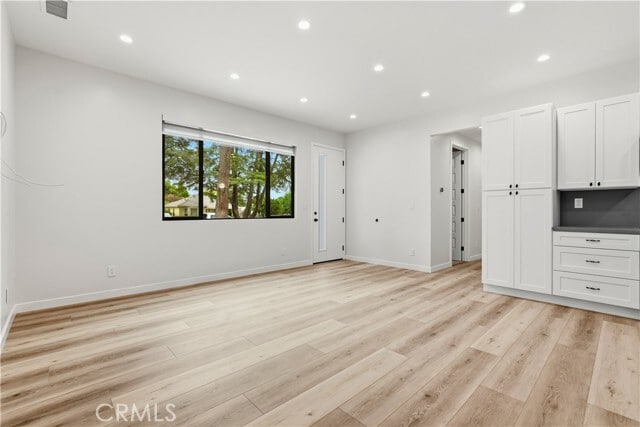 Building Photo - 10913 White Oak Ave