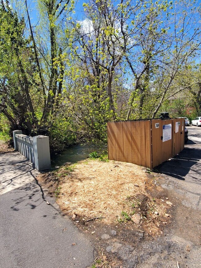 Building Photo - Large and Spacious One Bedroom Available i...