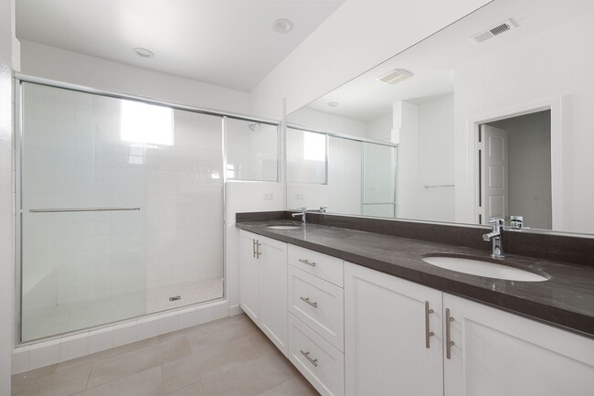 Building Photo - Spacious 4 Bedroom Townhome in the Millenia Community!